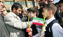 احمدی‌نژاد میز دولت را به اردل می‌برد